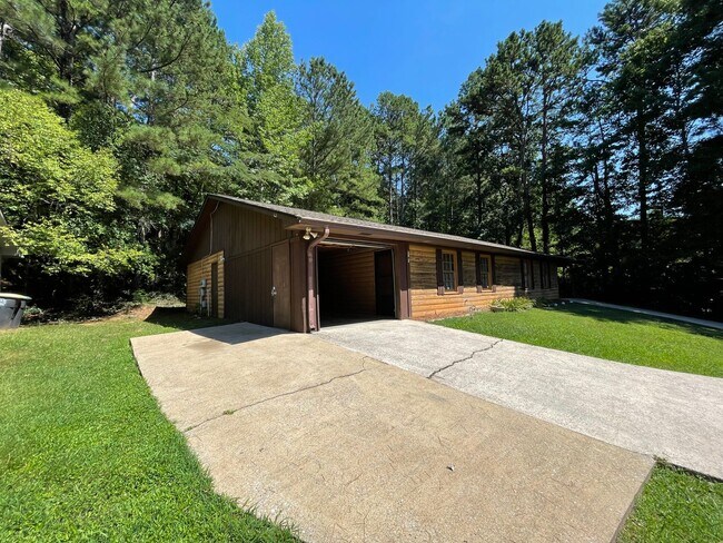 Building Photo - Secluded 2/1.5 Apartment East Rome $1,095