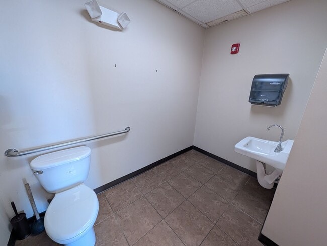 Building Photo - Prime Professional Medical/Office Space in Pryor