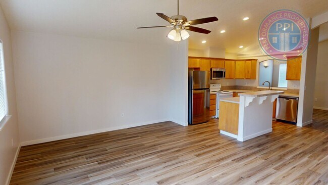 Building Photo - Two Level Cascadia Village Home- Great Flo...