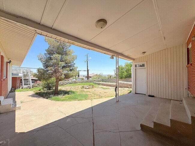 Building Photo - Northeast El Paso 3 bed/2bath in Mountain Park Neighborhood!