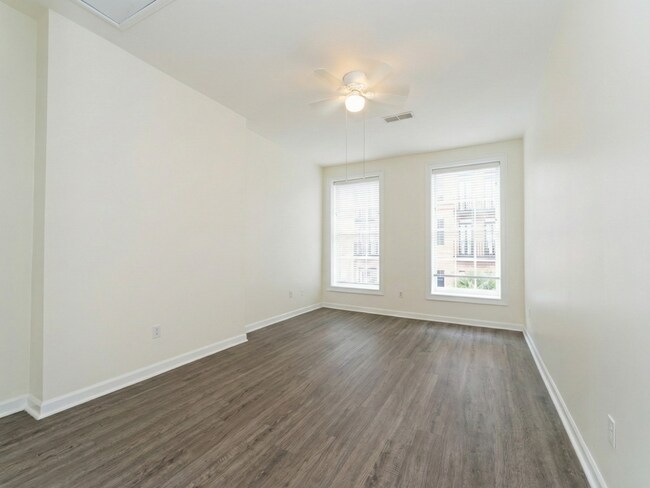 Building Photo - 235 King St