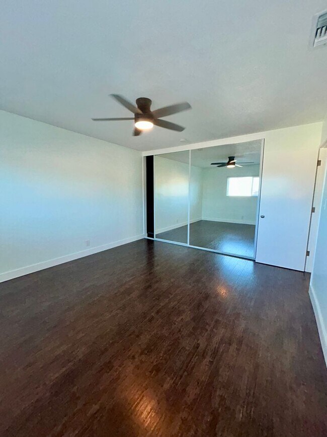 Building Photo - 1028w