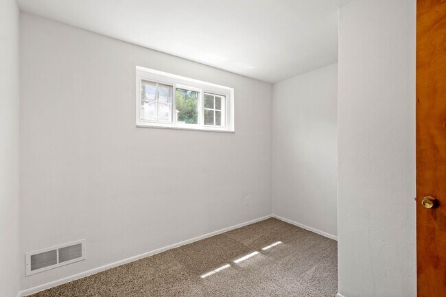 Building Photo - AVAILABLE SEPT 1ST!! GORGEOUS 3 BEDROOM IN...