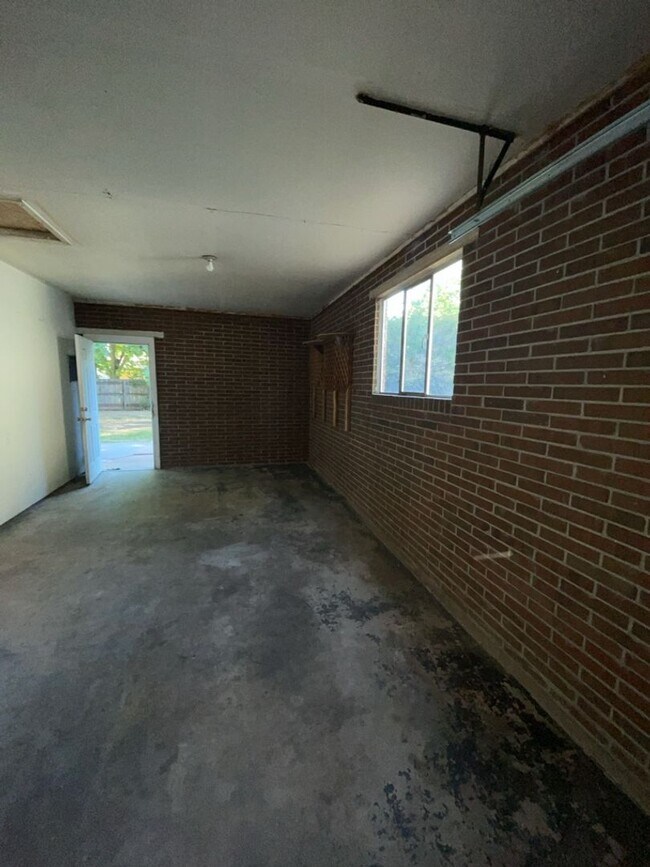 Building Photo - STUDENTS WELCOME! Campus West 5 Bed 2 Bath Ranch w/ Finished Basement