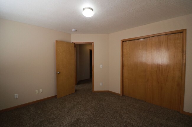 Building Photo - AWESOME 3 BEDROOM HOME CLOSE TO FORT RILEY