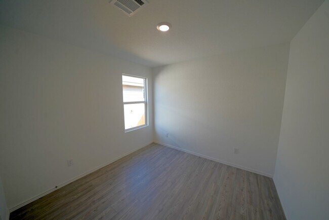 Building Photo - Like-New Home Now Available For Rent in Converse, TX! Realtor Commission offered: $600