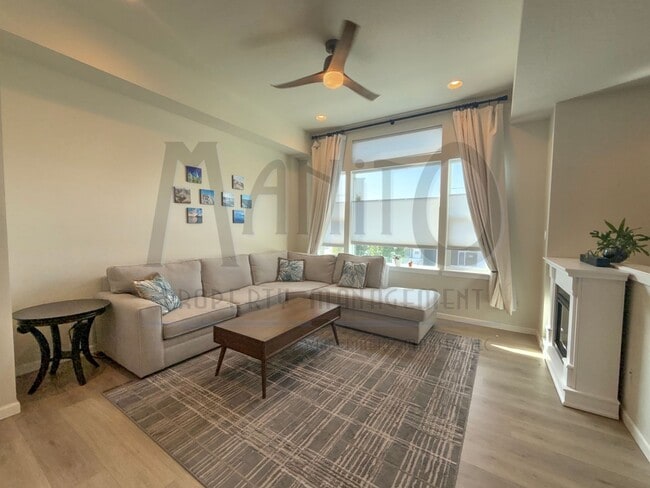 Building Photo - Beautiful Kendall Yards Townhome