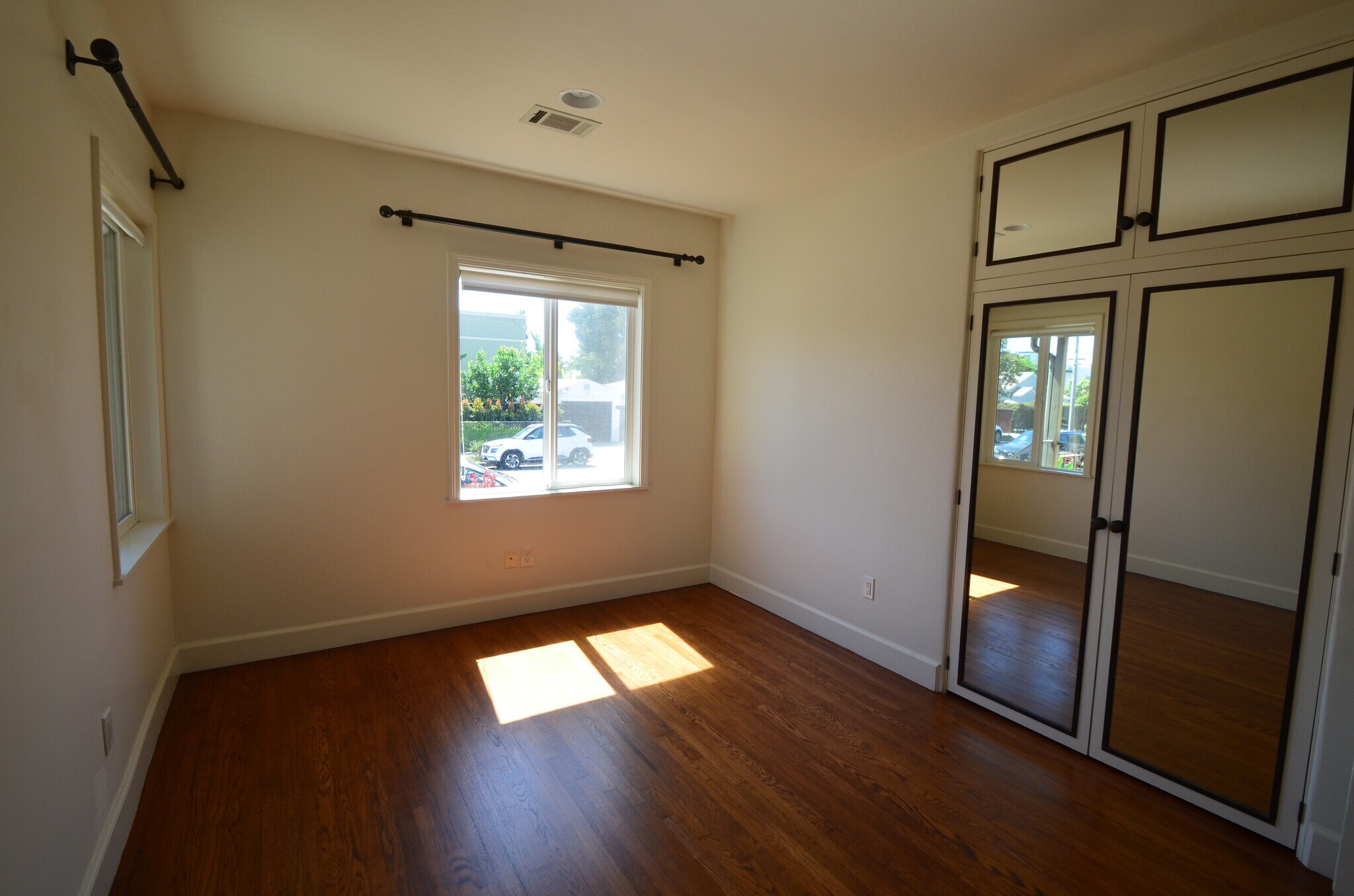 Building Photo - 7033 Draper Ave