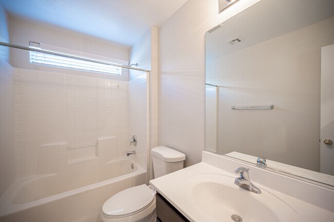 Building Photo - Beautiful 4 Bedroom 2.5 bath Home in the Southwest!