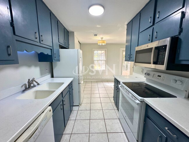 Building Photo - 110 Windsor Dr