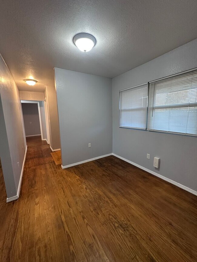 Building Photo - Large Canyon Home