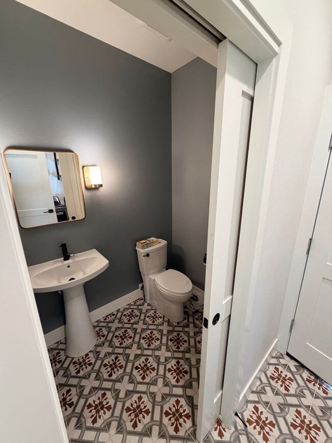 Building Photo - 3Bed/2.5 Bath Townhouse In Woodstock Neighborhood