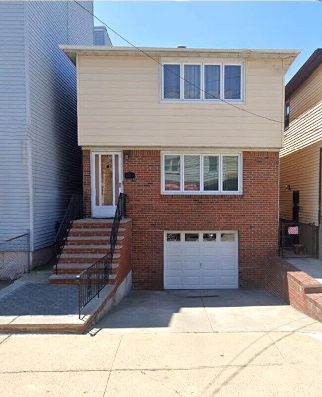 Building Photo - 195 South St