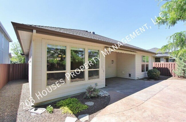 Building Photo - Immaculate Single-Level Home