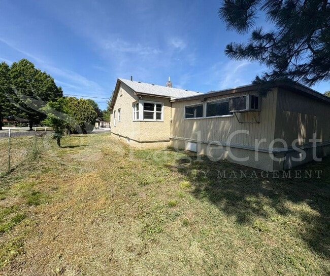Building Photo - Two Bedroom House with Bonus Room Located ...