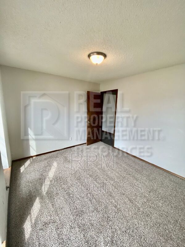 Building Photo - 913 Clear Creek