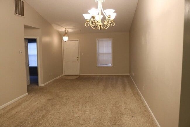 Building Photo - Townhouse for Rent – Prime Location Near W...