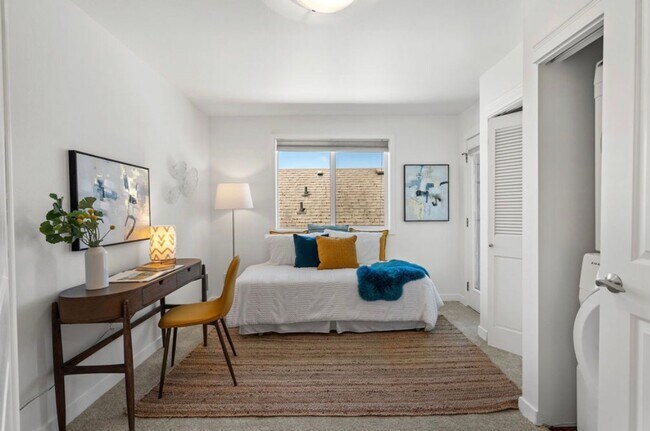 Building Photo - Top Floor 2-Bed Condo with Garage Parking