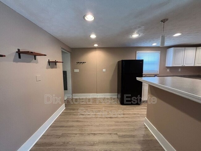 Building Photo - 217 Fernwood Ave
