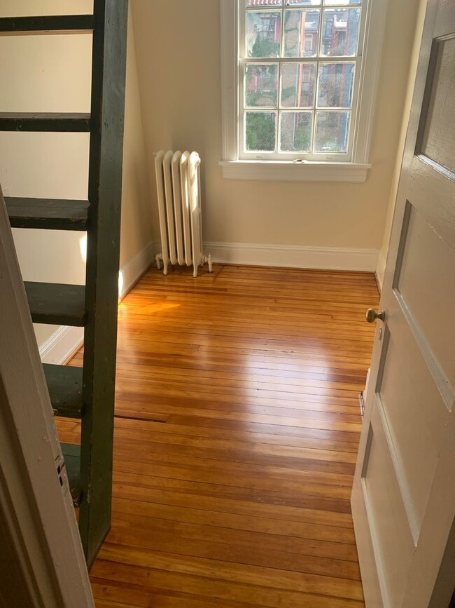 Building Photo - Renovated 4 Bedroom Townhouse! Off Street ...