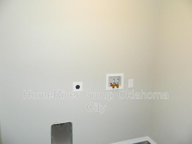 Building Photo - 136 St Charles Way