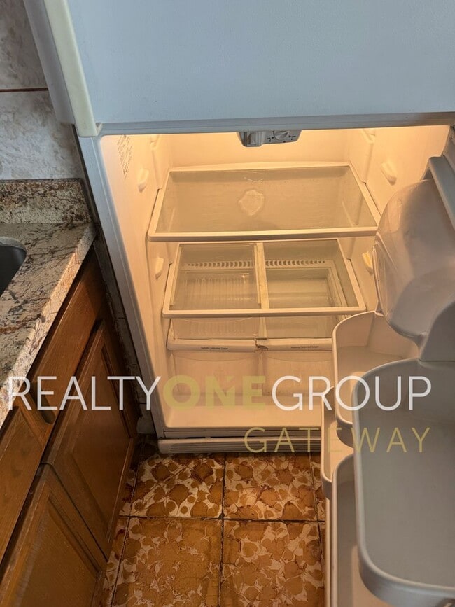 Building Photo - Compact 2 Bedroom 1 bath home with parking...