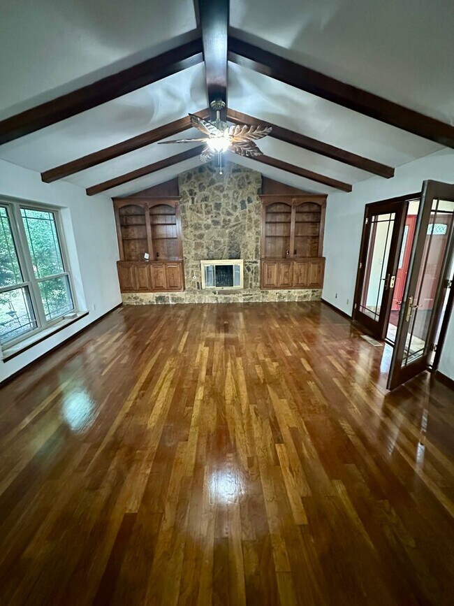 Building Photo - Immaculate major remodeled executive home ...