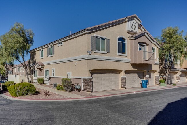 Building Photo - Cozy 2-Bedroom Henderson Townhome with Double-Sided Fireplace