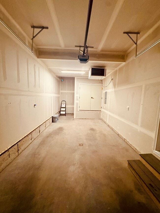 Building Photo - Beautifully designed condo!