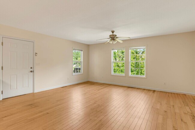 Building Photo - 3-Bedroom Home in West Asheville with Fenc...