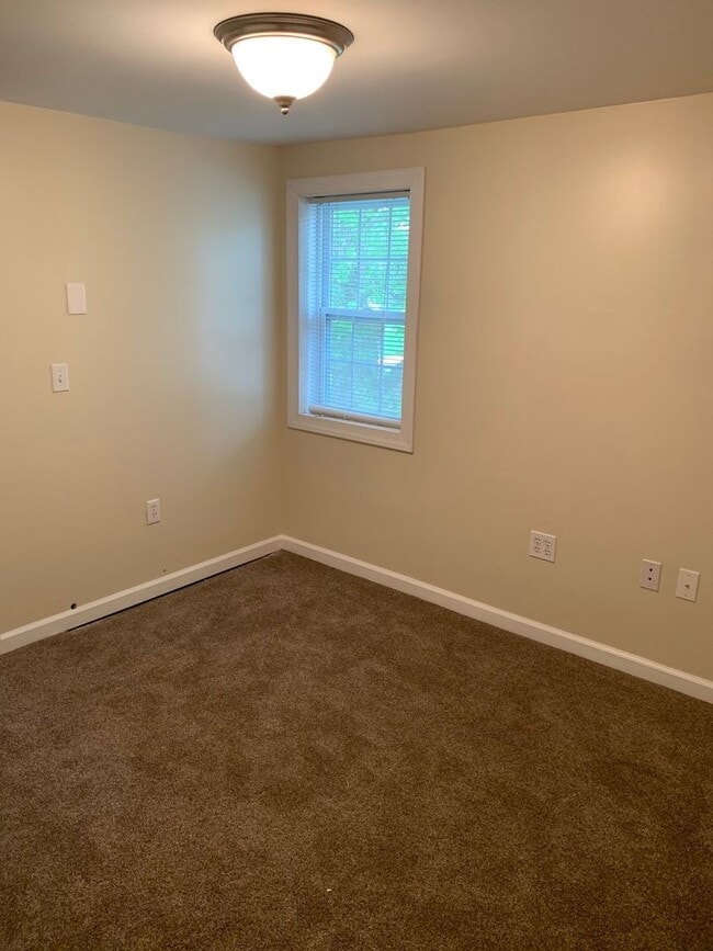 Building Photo - 2084 Broad St