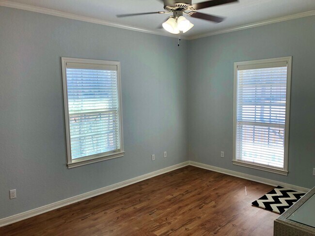 Building Photo - 3BR/3BA House Near Campus