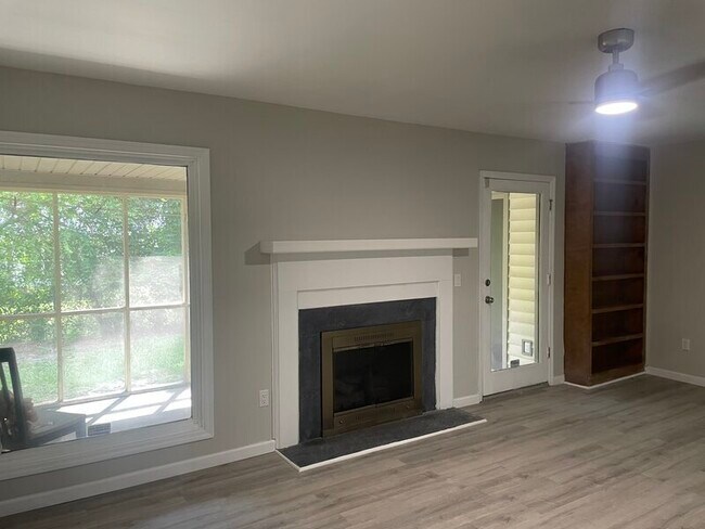 Building Photo - 153 Lionsgate Dr