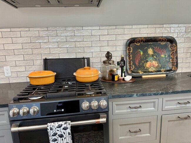 Building Photo - 67 Kings Hwy N