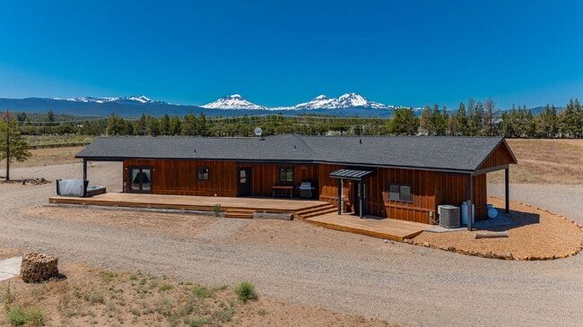 Building Photo - Luxury Home for Rent – Expansive Acreage, ...