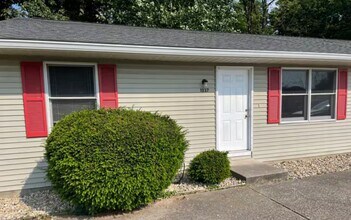 Building Photo - 3 bedroom/ 2 bath