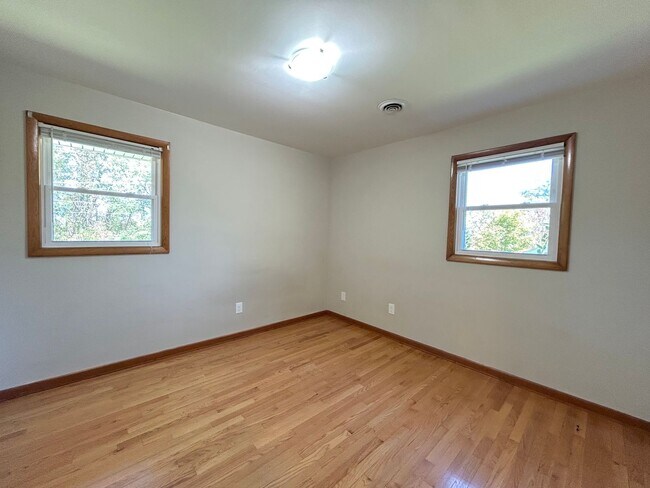 Building Photo - Charming Christiansburg home.