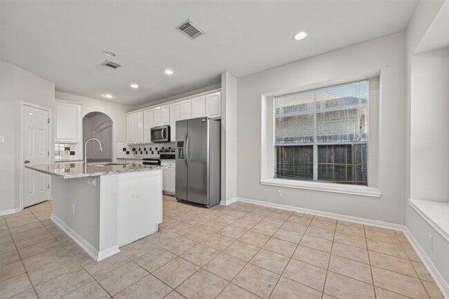 Building Photo - 23730 River Pl Dr