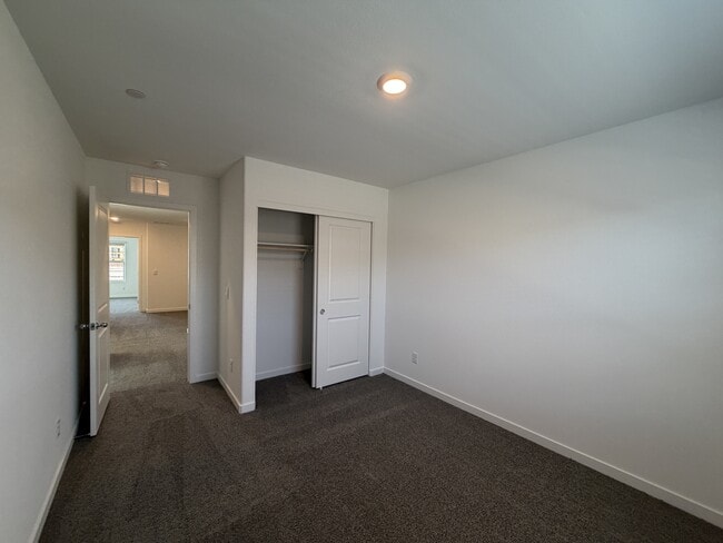 Building Photo - 925 Violet Heron St