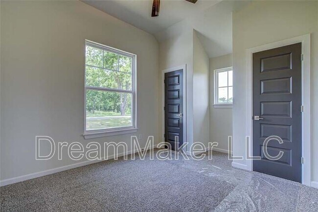 Building Photo - 207 Hope Ave