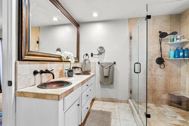 Building Photo - Stunning home located is sought after Northgate!