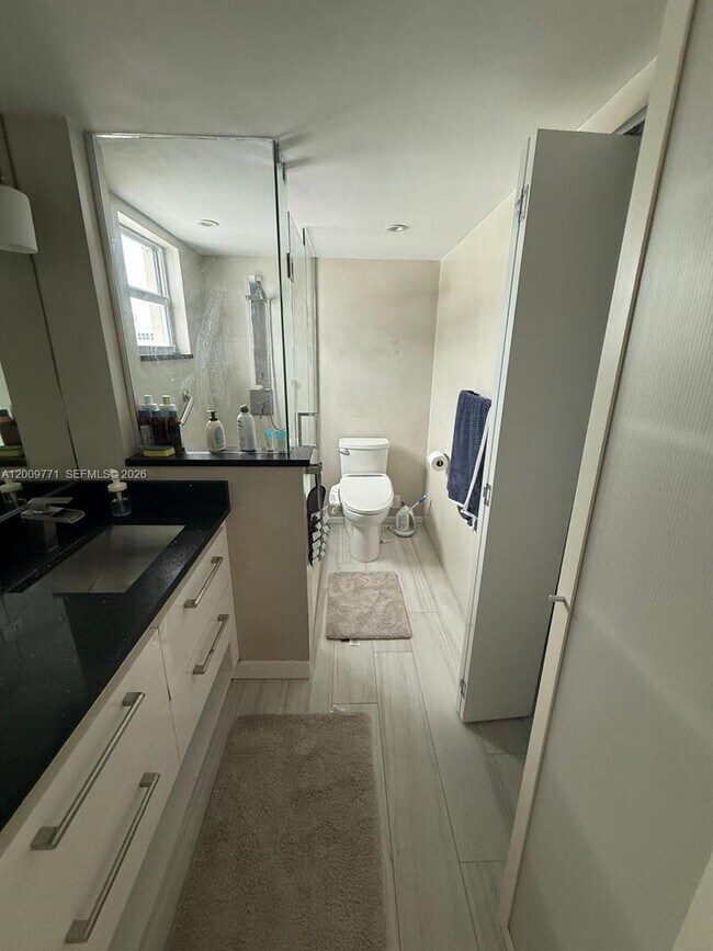 Building Photo - 1150 Collins Ave