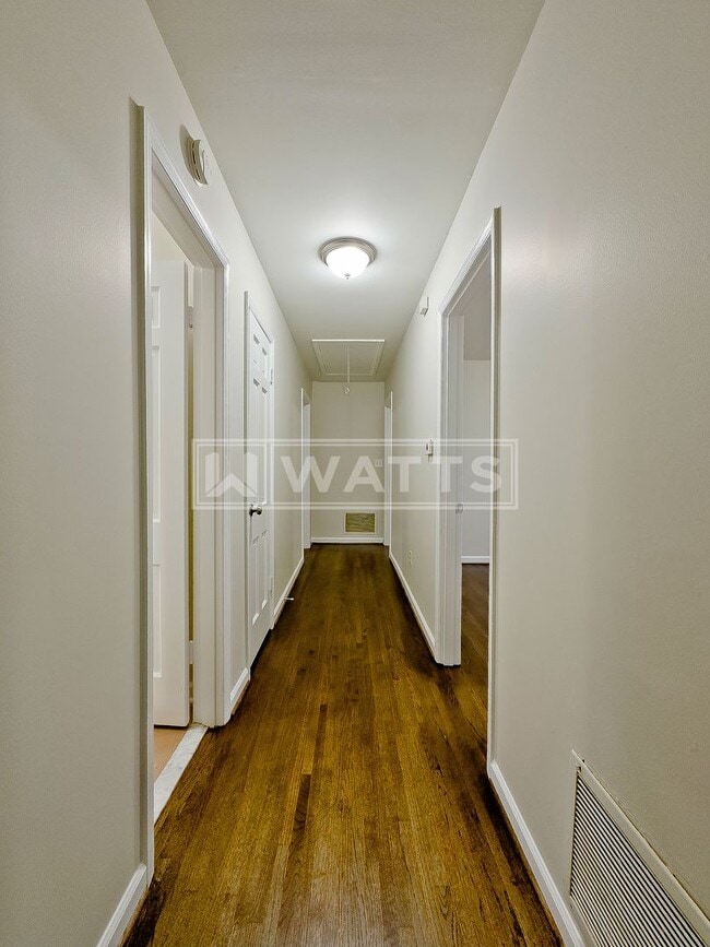 Building Photo - Charming & Spacious 3-Bed Home in City of Hoover