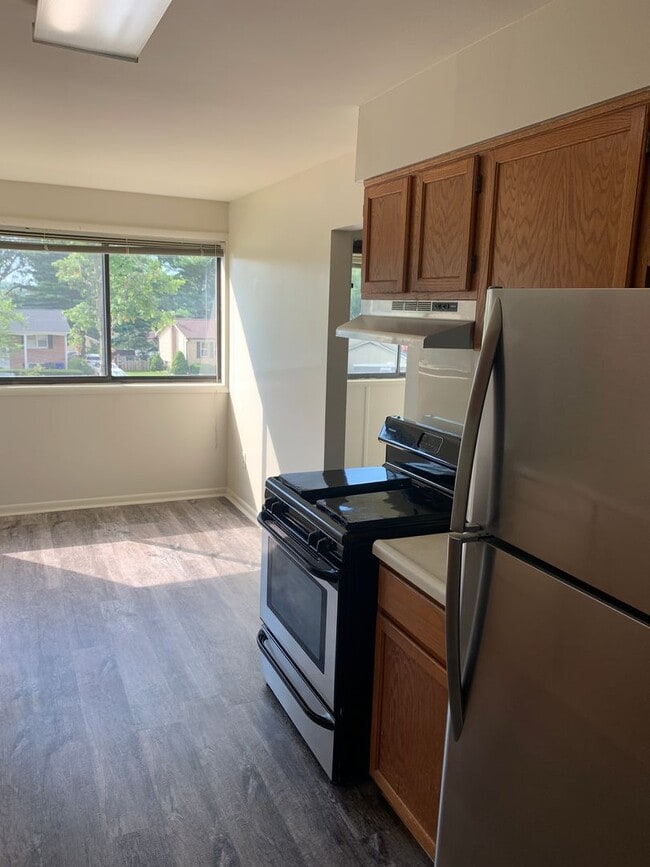 Building Photo - 2 Bedroom, 2 Bath Apartment, with Communit...