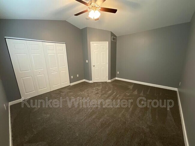 Building Photo - 700-704 Fountain View Dr