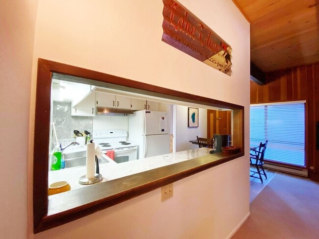 Building Photo - 3 Bedroom Condo w a Summer Pool - Blocks from Incline Beach!!