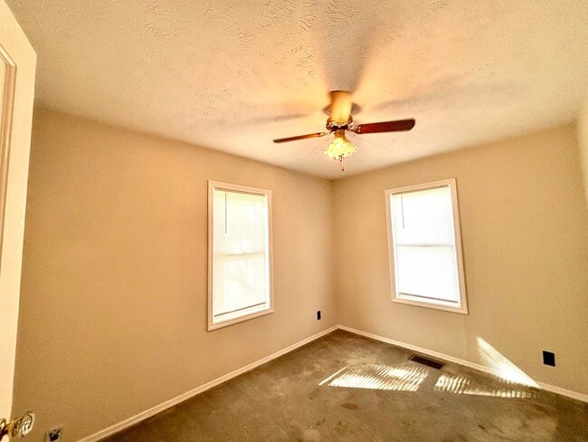 Building Photo - 2 Bedroom, 1 Bath Home - North Side Location