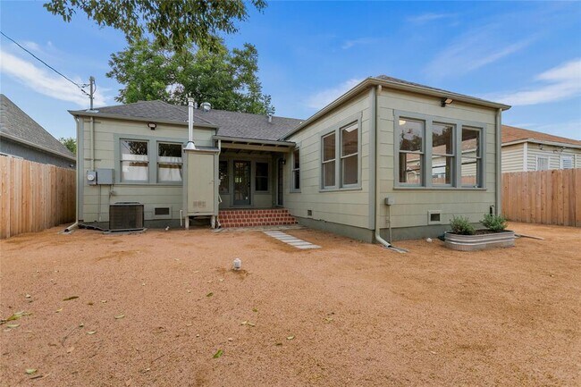 Building Photo - 1914 W Magnolia Ave