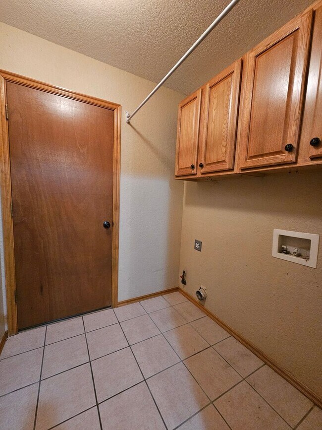 Building Photo - (3) Bed/(2) Bath in Tecumseh Ridge Addition Avail NOW! Pets Negotiable.