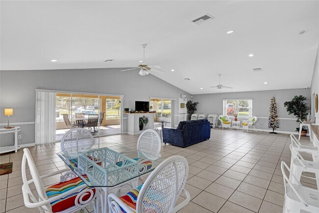 Building Photo - 1560 SE Royal Green Cir